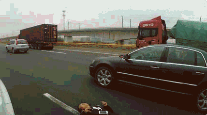 醉酒母亲推婴儿车过公路 宝宝瞬间被撞飞