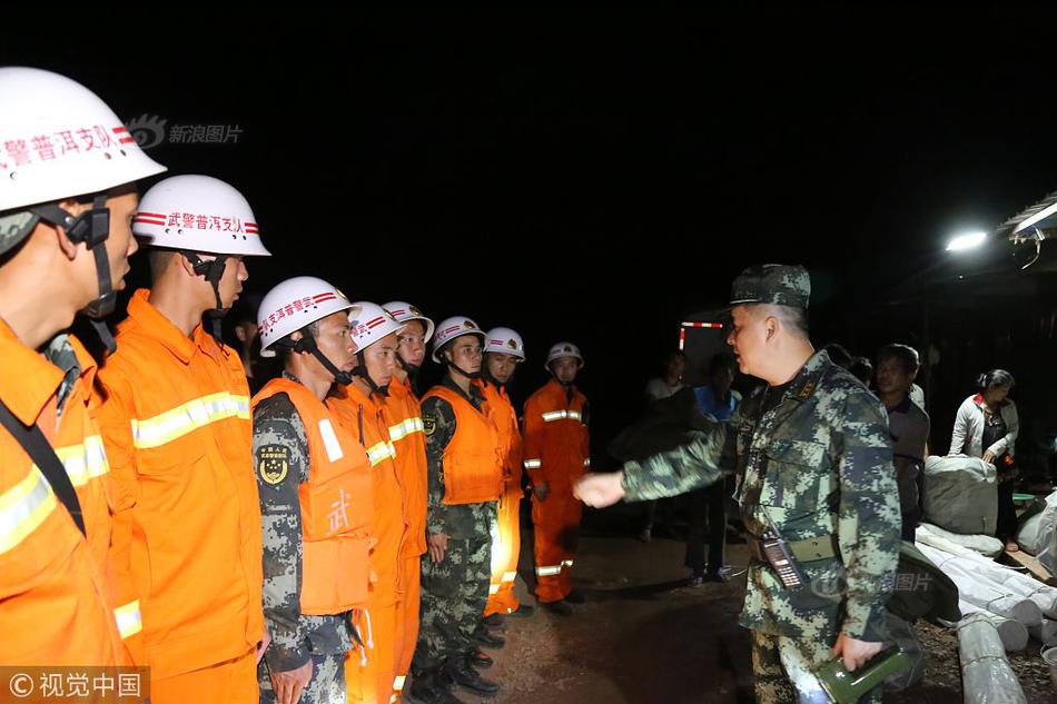 解放军在台湾海峡附近组织实际使用武器训练