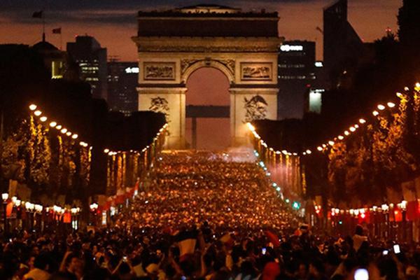 法国“黄背心”:反对警察用催泪弹等非致命性武器