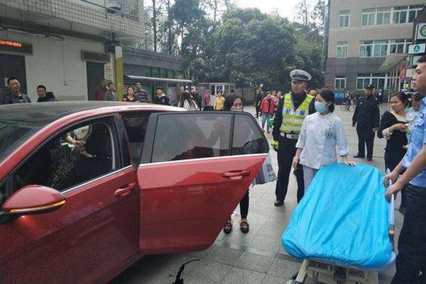 云南通海发生地震瞬间 护士用身体护住婴儿避难