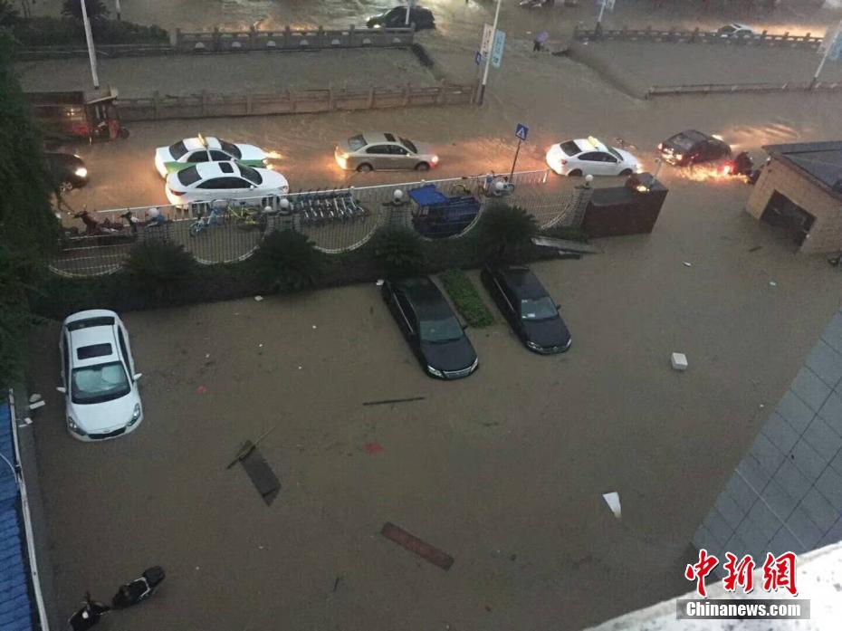 哈尔滨北龙温泉休闲酒店发生火灾 现场18死19伤